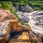 Préparation d'un tir de mine dans la carrière de Dampvalley