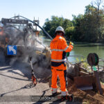 Pose d'un câble enterré le long d'un cours d'eau