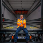 Portrait d'un chauffeur routier à l'arrière de son camion